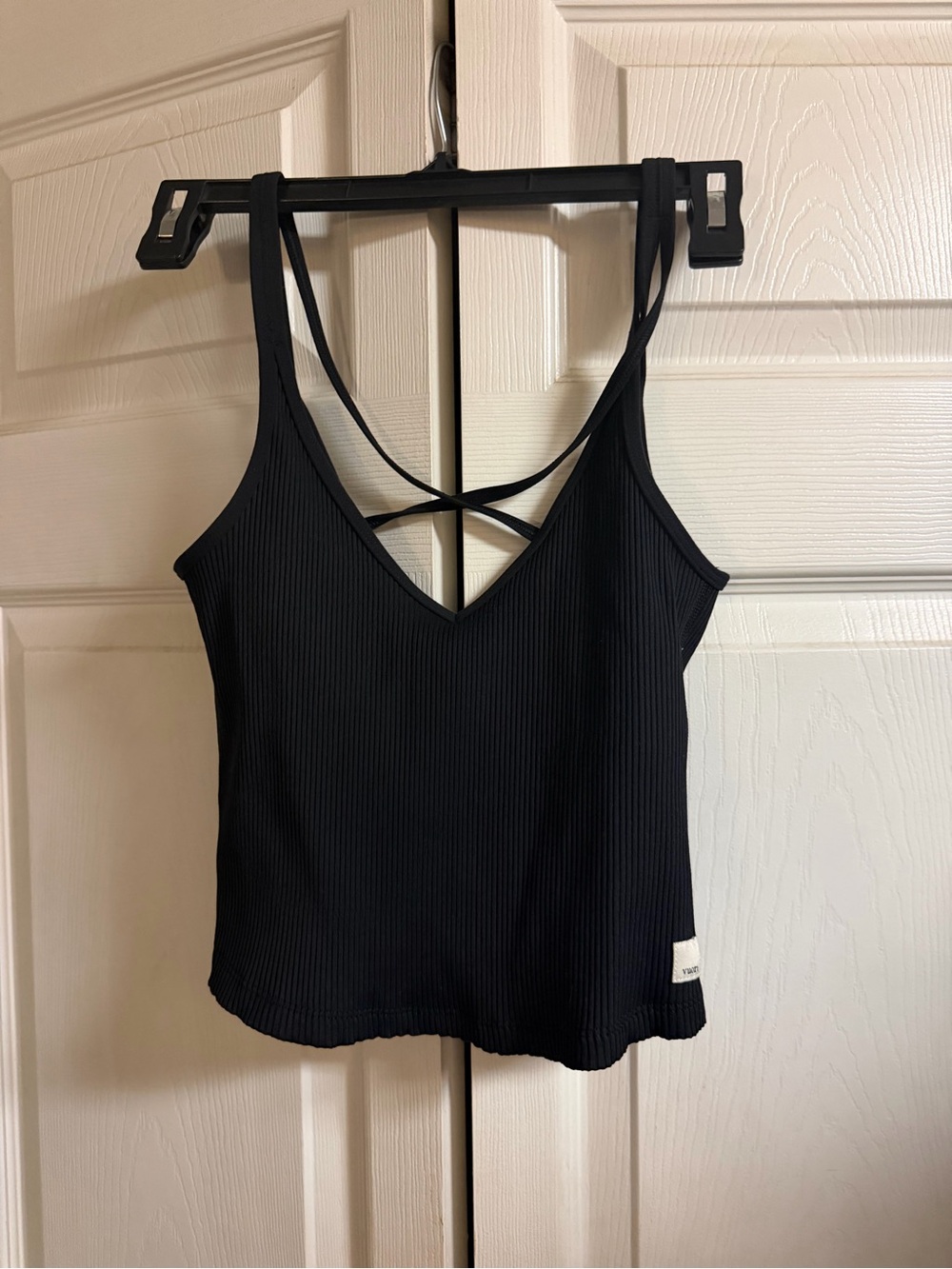 Black Ribbed Strappy V-Neck Tank Top - Vuori small